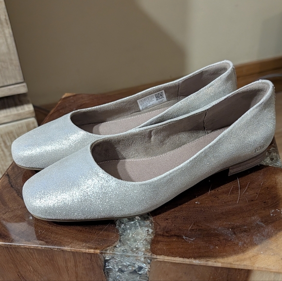 TOMS Women's Briella Ballet Flats in Silver/Light Metallic Suede sz 7.5 - Picture 12 of 15